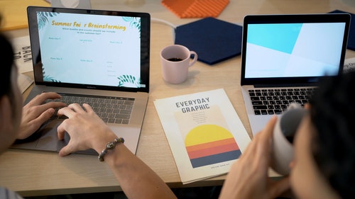 有关人,咖啡,小工具的免费素材视频