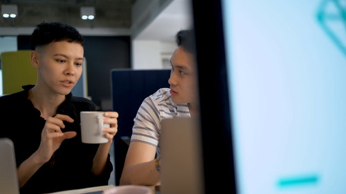 有关人,室内,小工具的免费素材视频