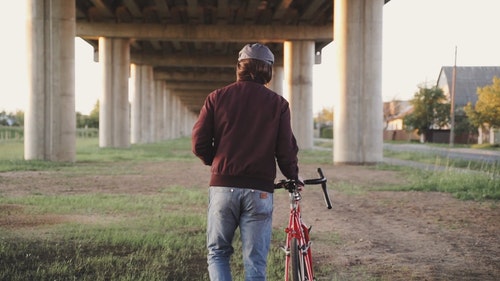 有关人,单车骑士,在桥下的免费素材视频