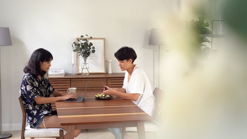 有关3C用品,一对,人的免费素材视频