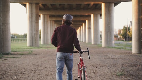 有关人,单车骑士,在桥下的免费素材视频