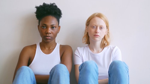 两个女人并排坐着严肃的表情 · 免费素材视频