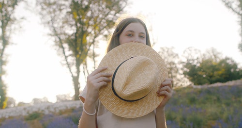 有关低角度拍摄,太阳帽,女孩的免费素材视频