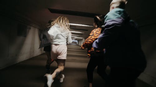 有关地下通道, 女性, 室内的免费素材视频