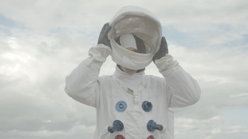 宇航员摘下头盔 · 免费素材视频