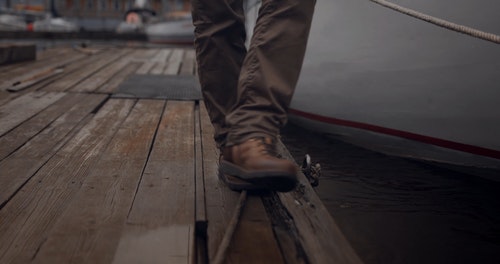 有关交叉的双腿,木,棕色鞋子的免费素材视频