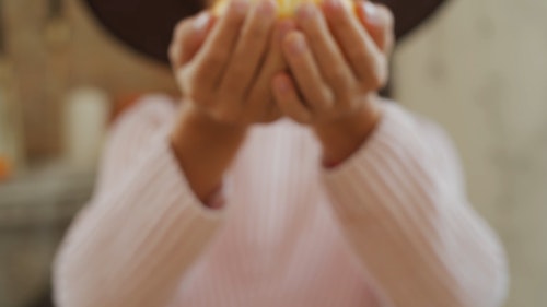 一个女孩抱着一个小南瓜葫芦 · 免费素材视频