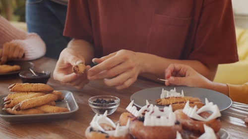 使用食用色素装饰血色巫婆手指饼干 · 免费素材视频