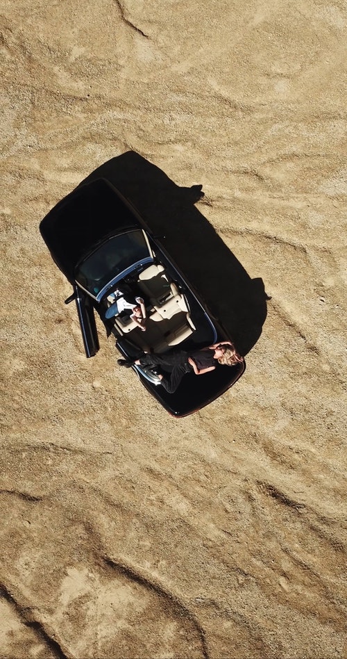 沙漠中敞篷车中的模型 · 免费素材视频
