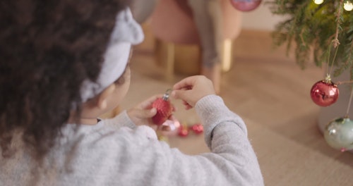 一个装饰圣诞树的小女孩 · 免费素材视频