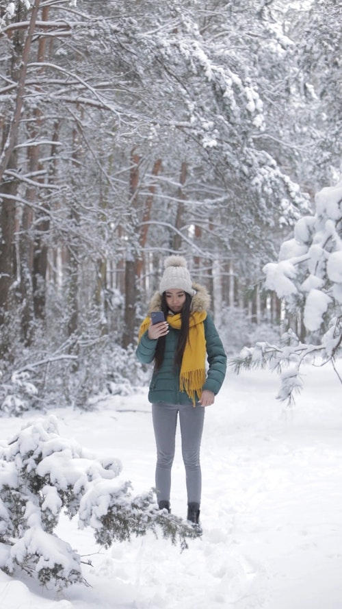 有关（顶部有小羊毛球的）羊毛帽子,iPhone,下雪的免费素材视频