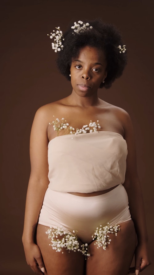 有关垂直视频,婴儿的呼吸花,微笑的免费素材视频