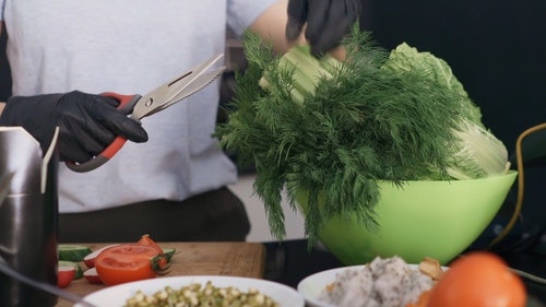 有关人,切割,剪刀的免费素材视频