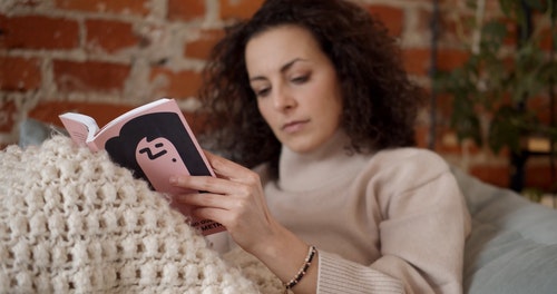 有关咖啡色头发的女人,在家,坐的免费素材视频