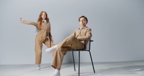 有关坐,工作室,年轻的免费素材视频