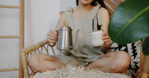 有关咖啡色头发的女人,喝,在家的免费素材视频