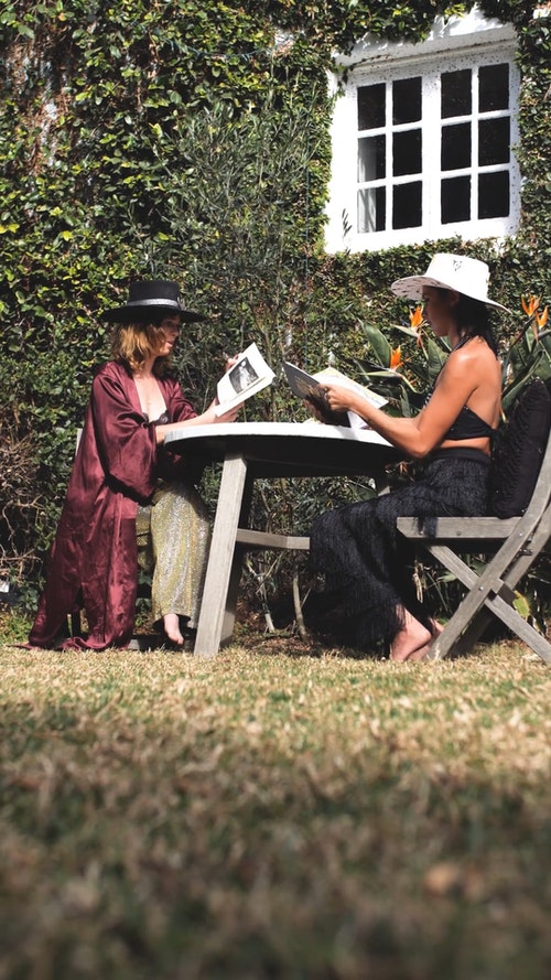 有关一起,低角度视图,图书的免费素材视频