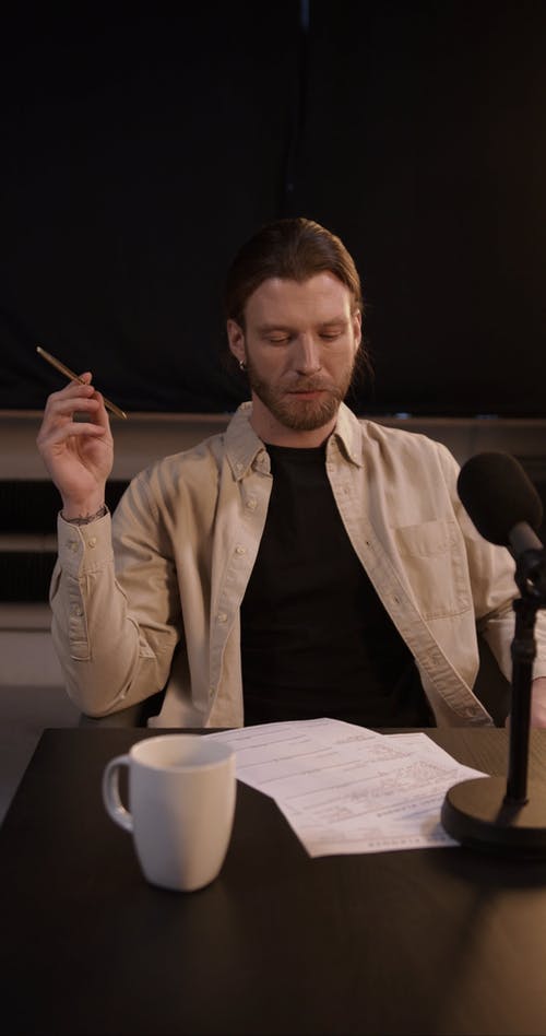 有关人, 坐, 垂直视频的免费素材视频