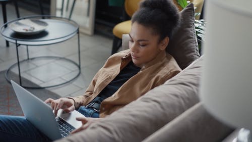 有关互联网, 休闲服装, 女人的免费素材视频