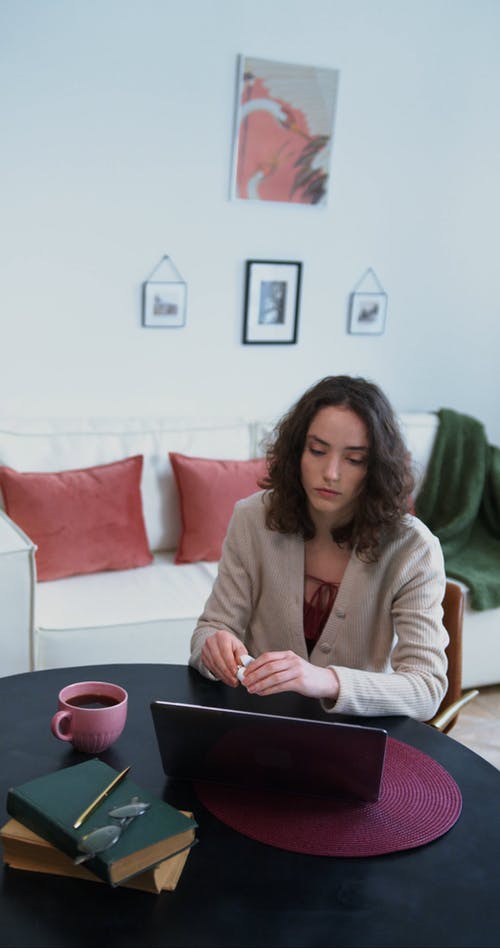 有关Web, 一杯茶, 倾听的免费素材视频