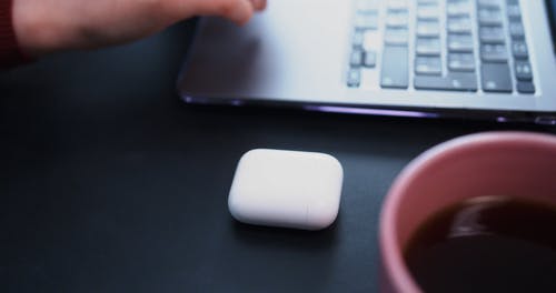 有关airpods, 人, 听音乐的免费素材视频