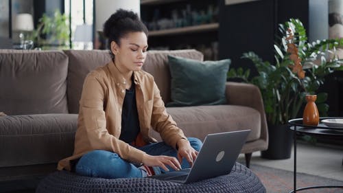 有关互联网, 休闲服装, 在家工作的免费素材视频