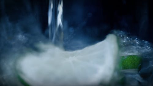 有关倒水, 工作室拍摄, 柠檬的免费素材视频