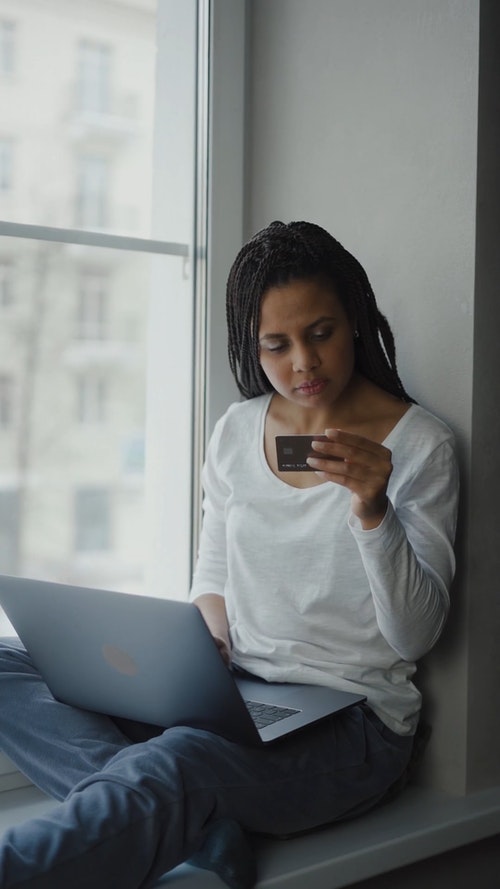 有关信用卡,垂直视频,女人的免费素材视频