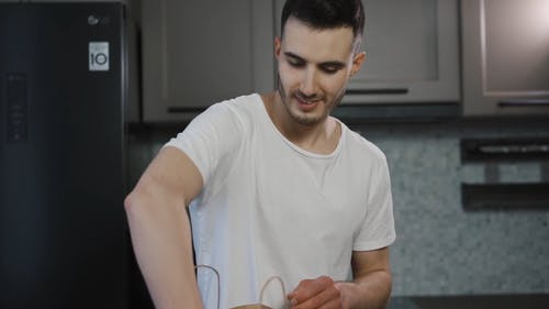 有关人, 厨房区, 在家的免费素材视频