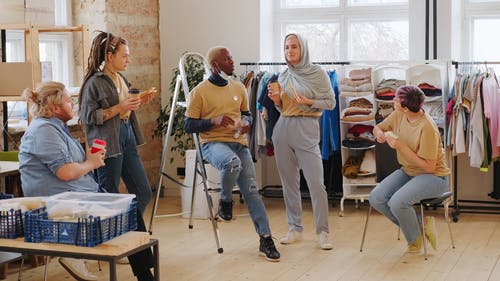 有关中央, 休息时间, 做善事的免费素材视频