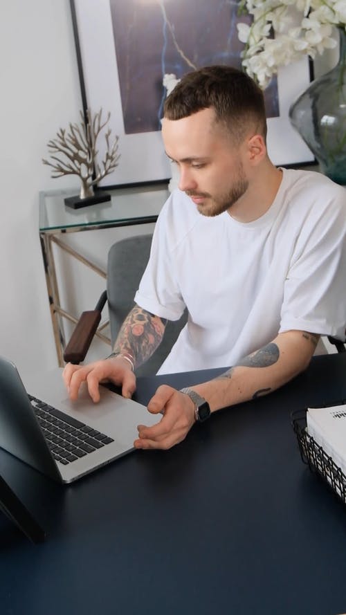 有关上网, 人, 休闲装的免费素材视频