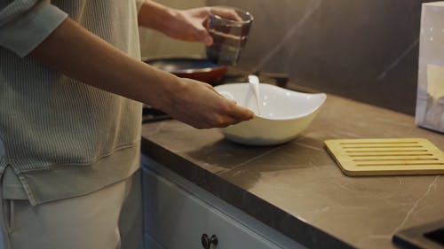 有关倾注, 厨房流理台, 手的免费素材视频