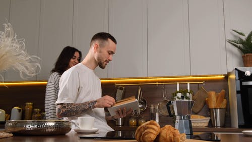 有关一对, 人, 在家的免费素材视频