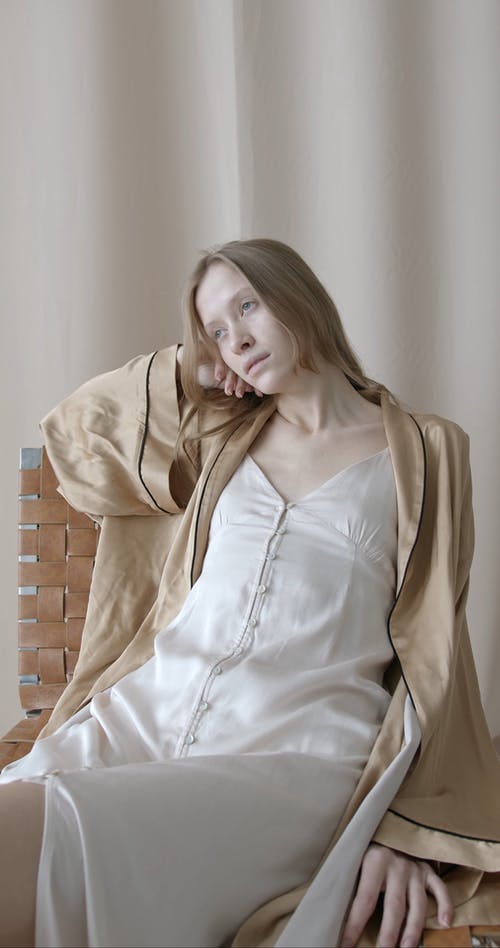 有关内部, 坐, 垂直视频的免费素材视频