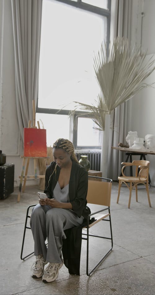 有关人, 在家, 坐的免费素材视频