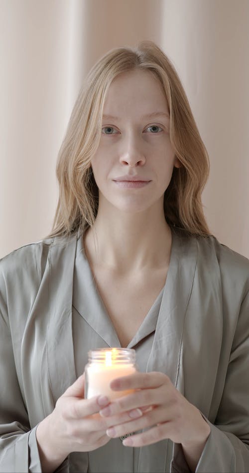 有关垂直视频, 女人, 室内的免费素材视频