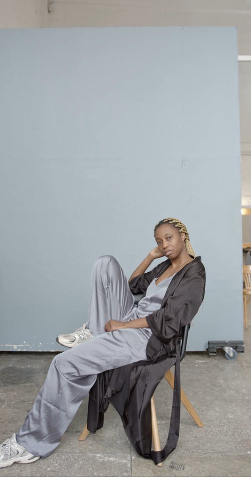 有关Throw Pillows, 人, 坐的免费素材视频