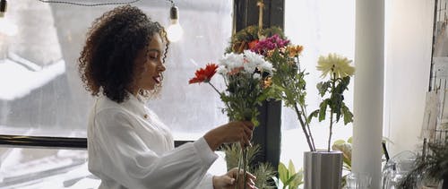 有关女人, 室内, 把的免费素材视频
