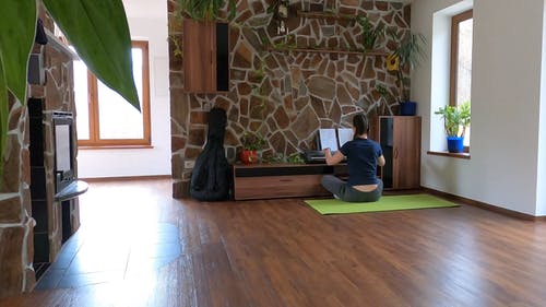 有关吉他, 在家, 坐的免费素材视频