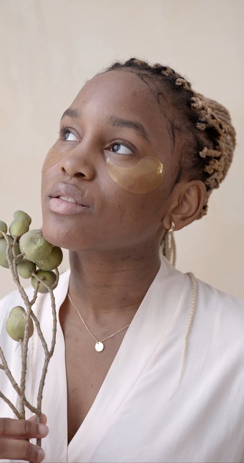 有关在眼罩下, 垂直视频, 女人的免费素材视频