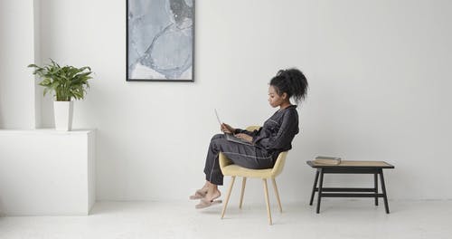 有关在家, 坐, 打字的免费素材视频