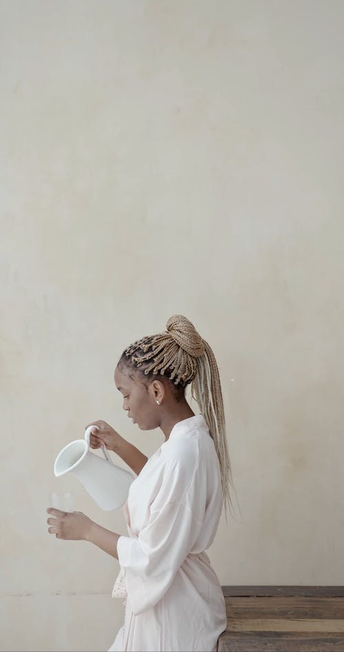 有关一杯牛奶, 侧面图, 倾注的免费素材视频