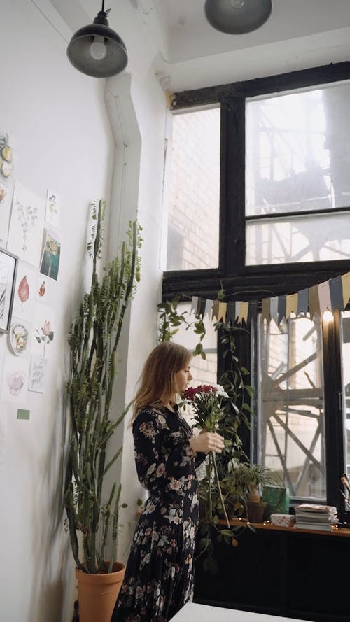 有关垂直视频, 女人, 握住的免费素材视频