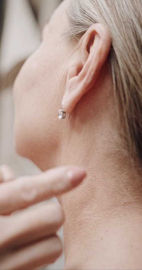 有关伸出援手, 垂直视频, 女性的免费素材视频