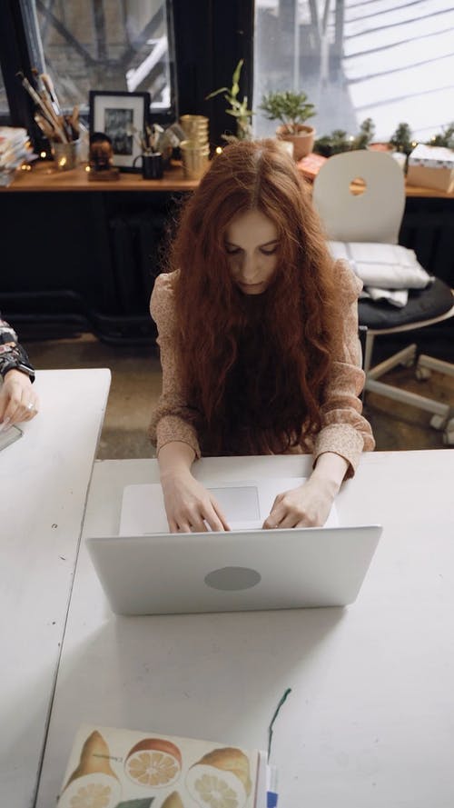 有关互联网, 坐, 垂直视频的免费素材视频