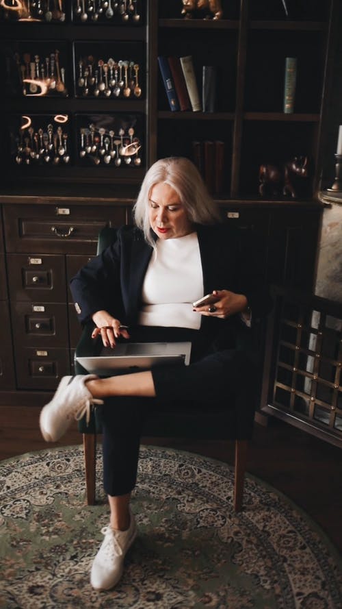 有关双腿交叉, 商务套装, 坐的免费素材视频