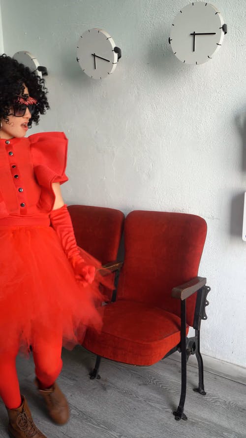 有关假发, 双腿交叉, 单人沙发的免费素材视频