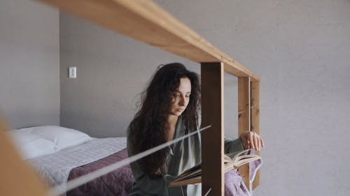 有关嗜好, 在家, 女人的免费素材视频