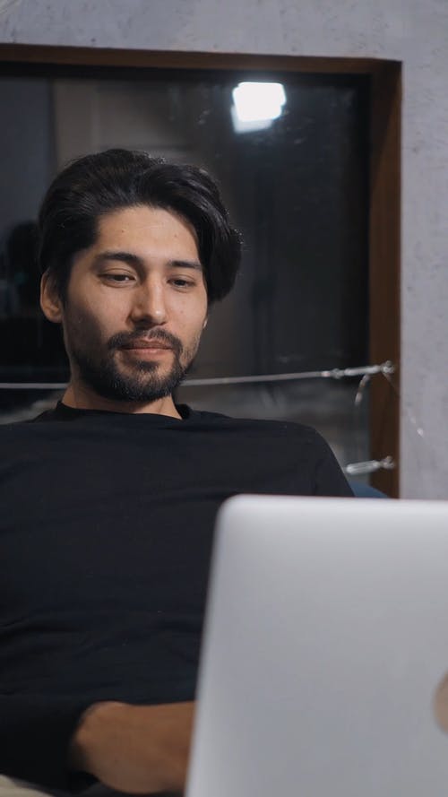 有关人, 垂直视频, 笔记本电脑的免费素材视频