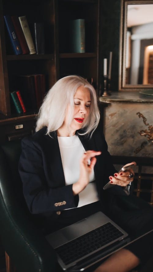 有关商务套装, 坐, 垂直视频的免费素材视频